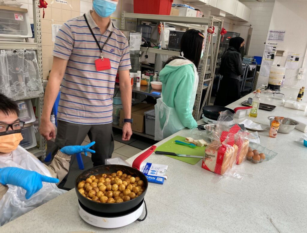 學生為活動進行籌備工作