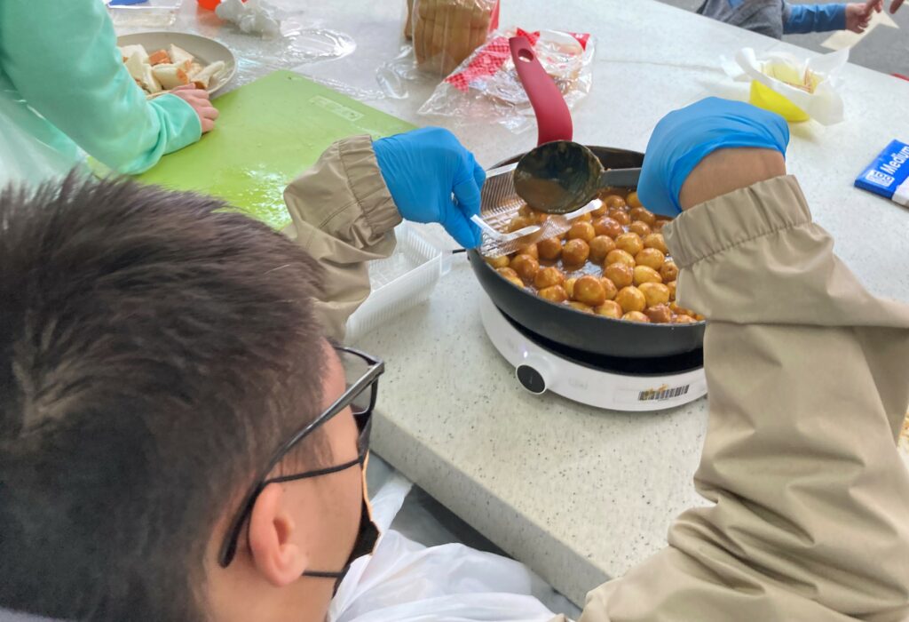 德勝正在製作咖喱魚蛋