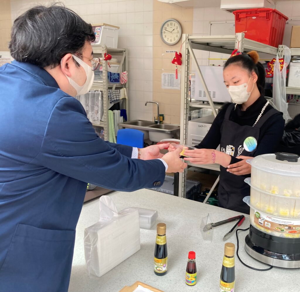 明蕙為校長奉上小食