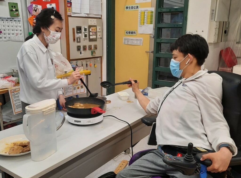 雯希和浩淳合作烹調晚餐