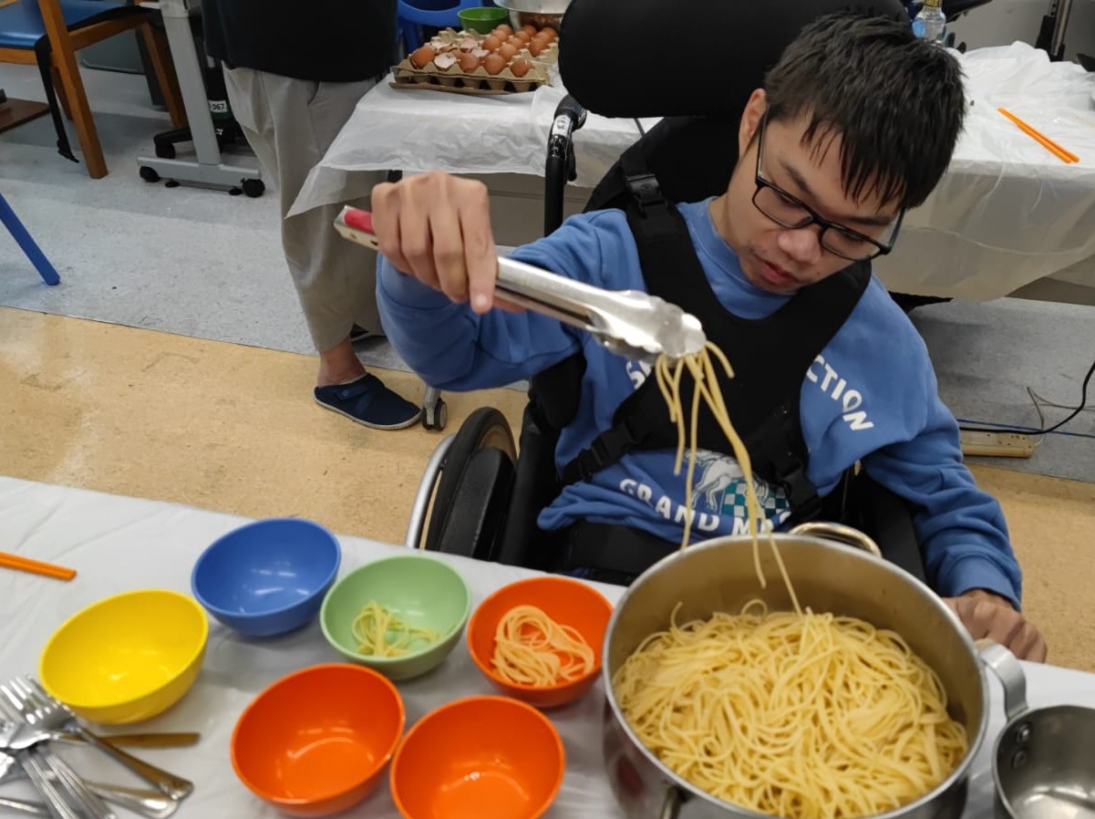 德勝分配早餐食物