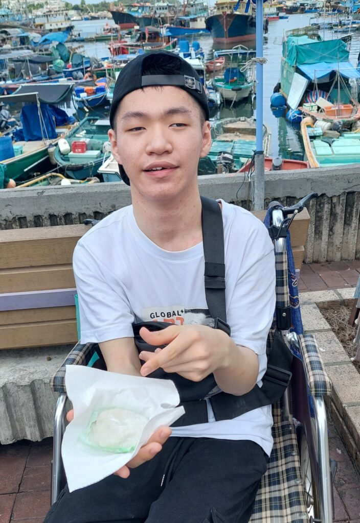 載煜化身網紅，介紹長洲特色食物