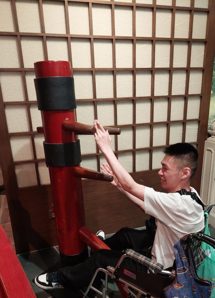 載煜在蠟像館耍功夫，向功夫明星致敬