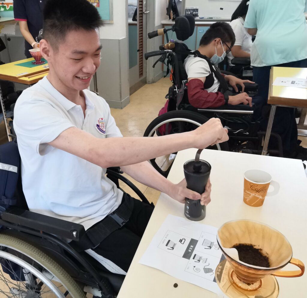 載煜嘗試研磨咖啡豆