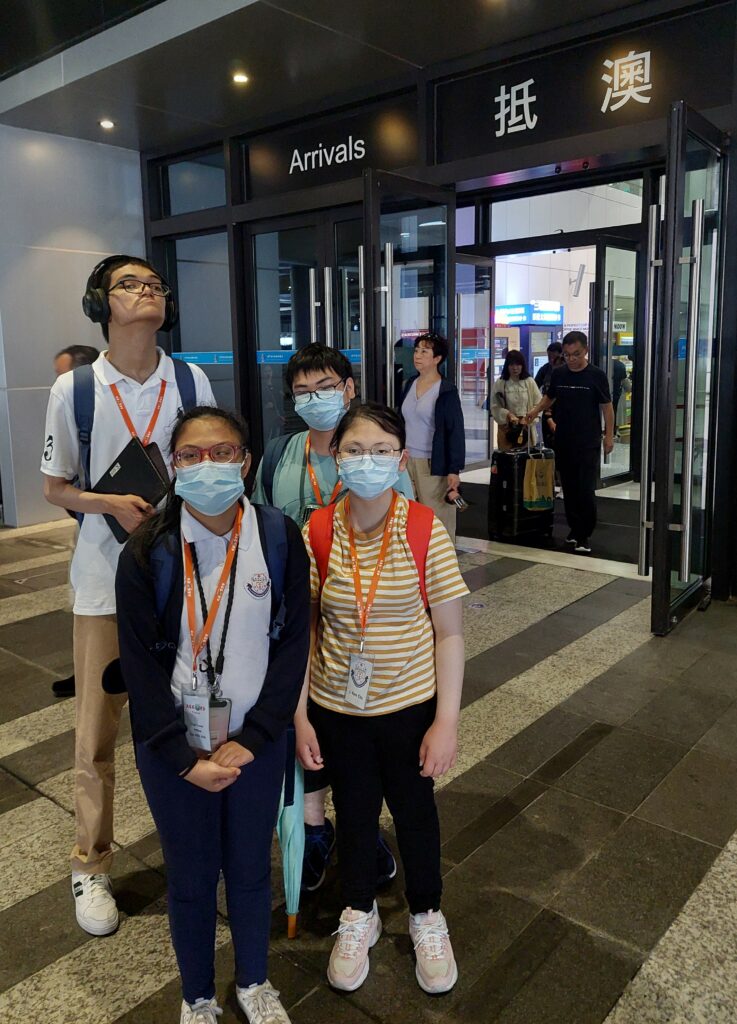 學生抵達澳門，在關口外合照