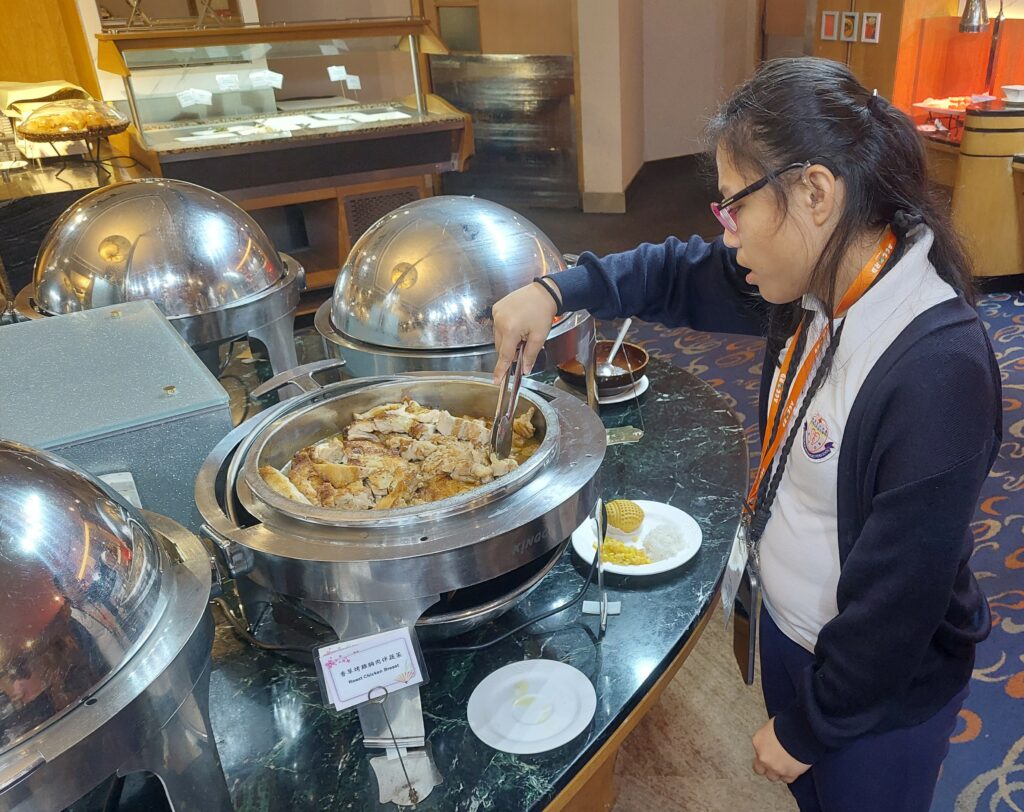 Shekinah享用美味的自助餐