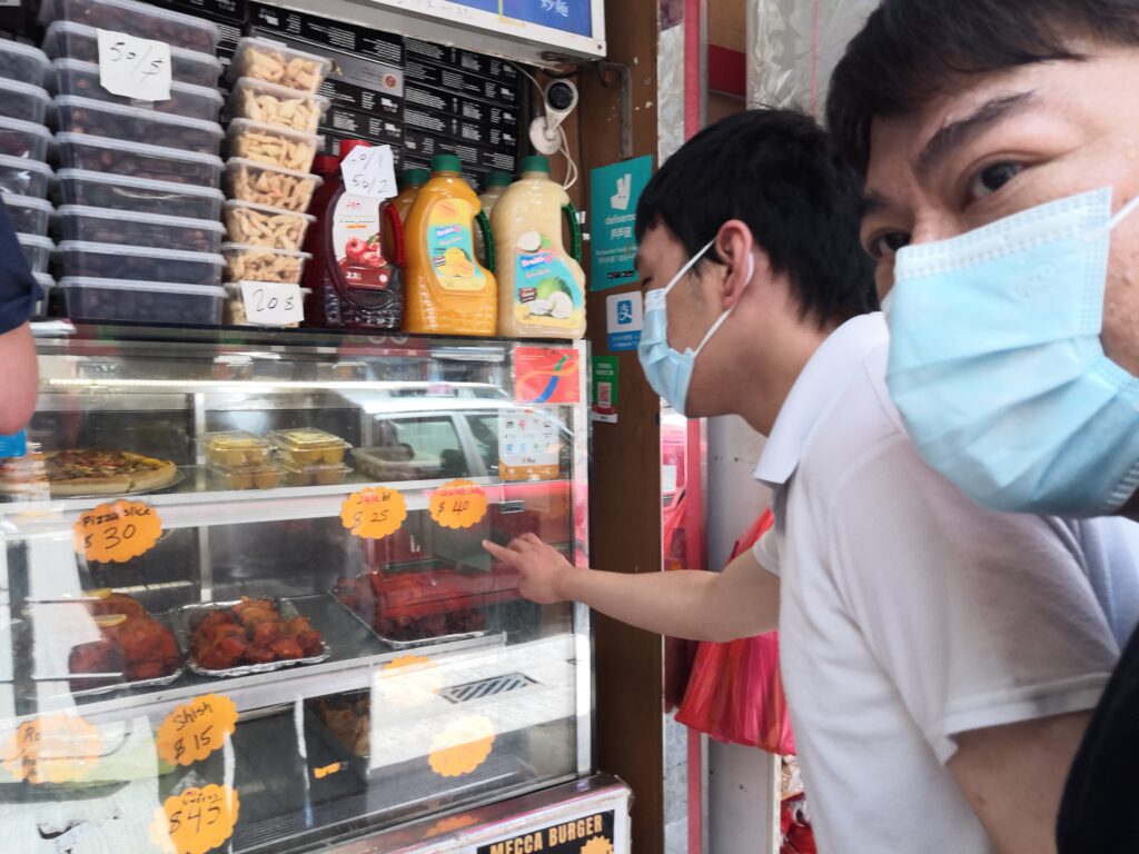 裕東正在選擇埃及食物