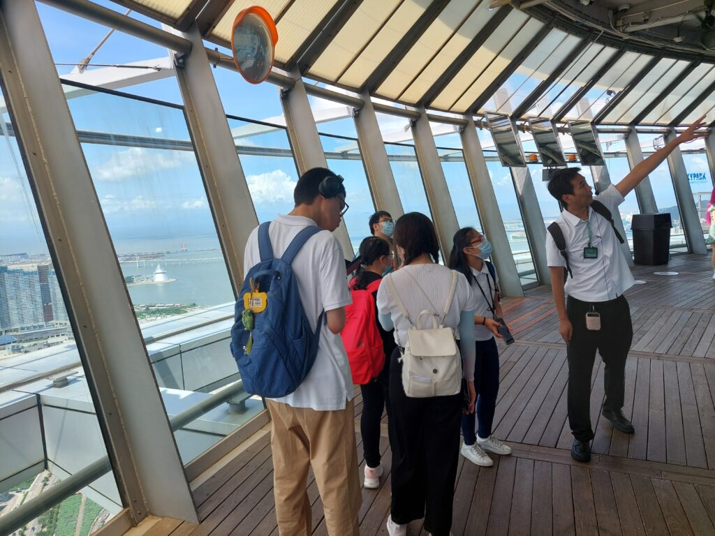 學生正在澳門觀光塔聆聽導遊介紹