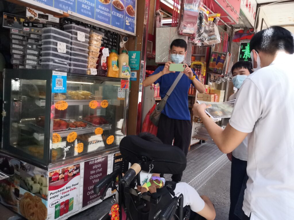在校學生透過直播，跟在外購物的同學互動
