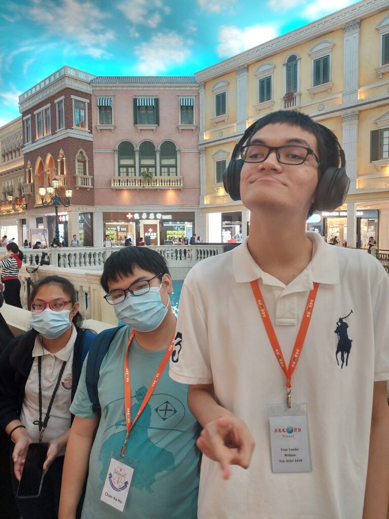 學生對酒店內的仿外國建築設計很有興趣