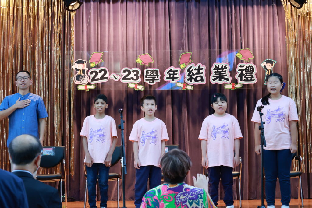 合唱團成員帶領唱校歌，並由黃澄海先生帶領做手語
