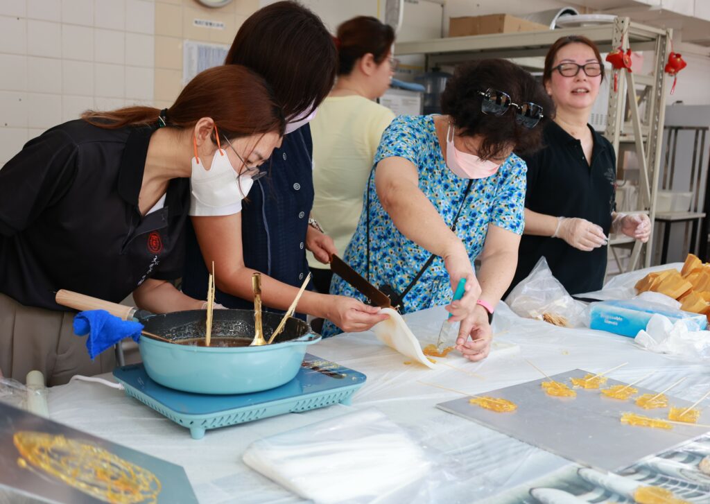 導師示範如何製作糖畫