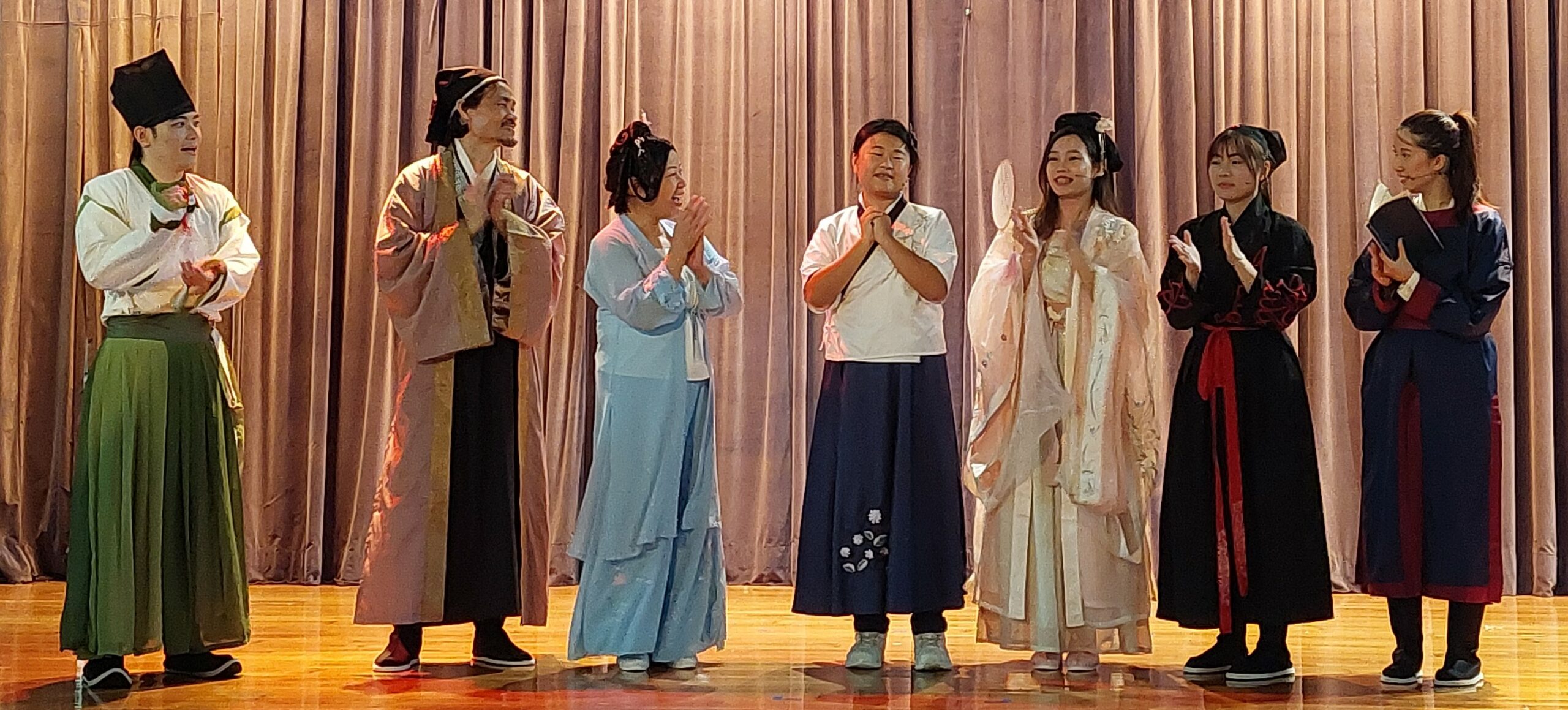 泳希與話劇演員一同分享
