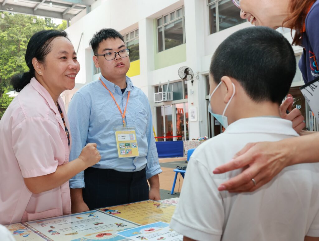 學生在教職員引導下運用兩文三語說出有關餐飲的對話