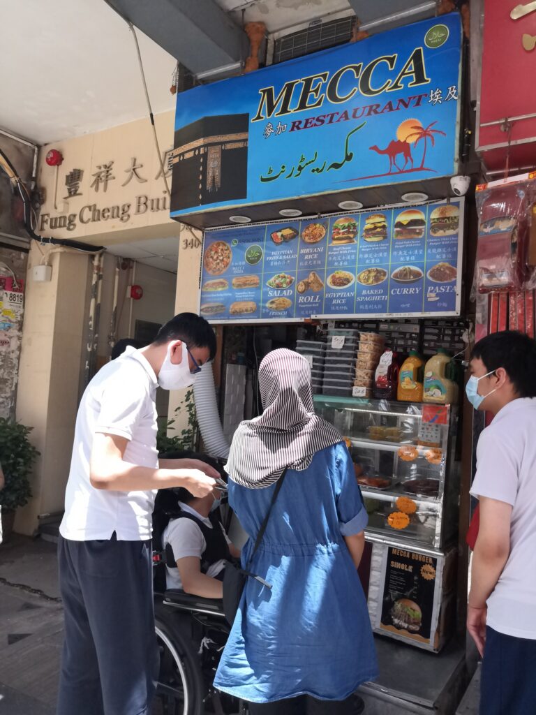 學生到達埃及食店