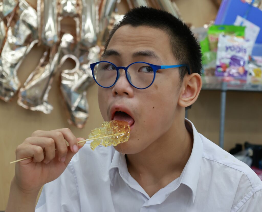 子健試食像棒棒糖的糖畫