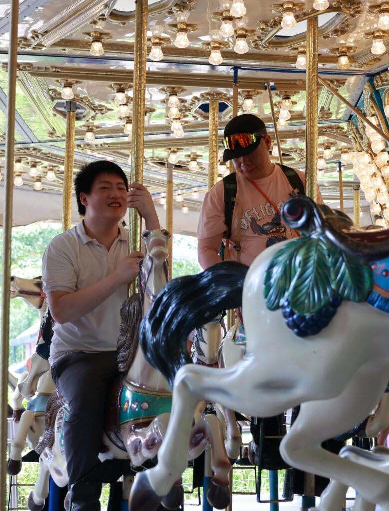 志韜玩旋轉木馬，感到非常高興!