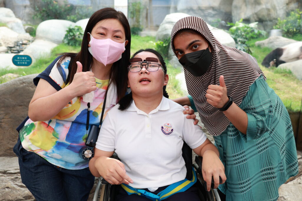 灧琳、曾主任和Faria姑娘在亞洲動物天地找到熊貓！