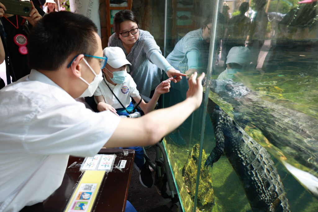 (由左至右)子健和泰然在亞洲動物天地找到鱷魚！