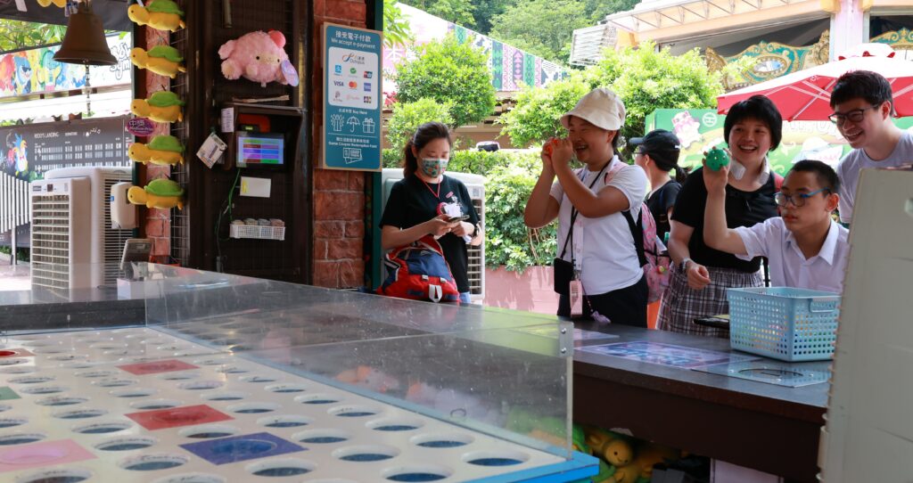 (由左至右)泳希和子健在拋波攤位試試運氣