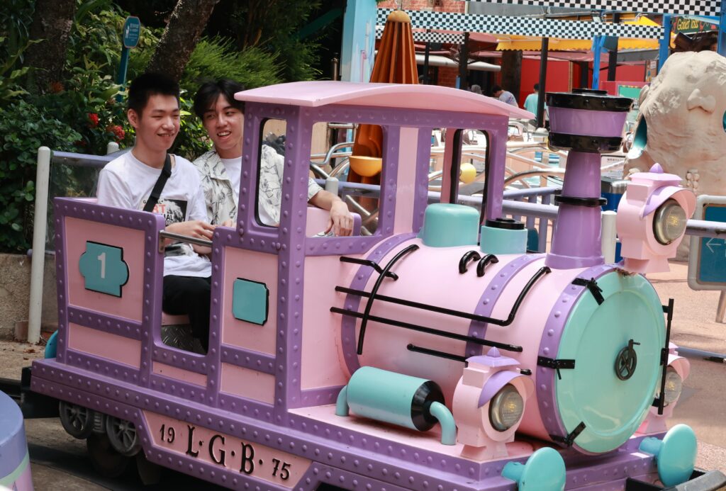 載煜和區Sir乘搭砵砵火車頭