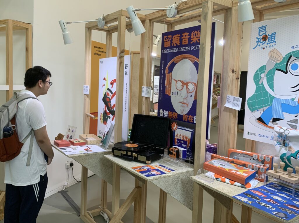 家浩細心觀察館內作品