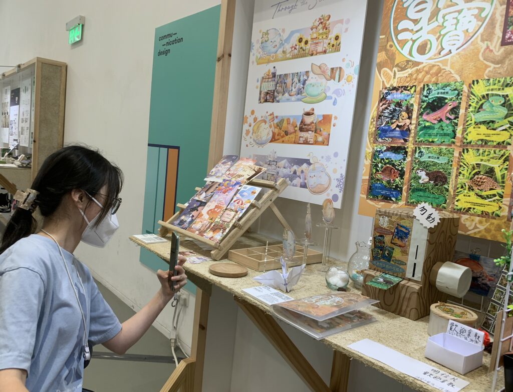 慧嘉正在為喜歡的展品拍照作為紀錄