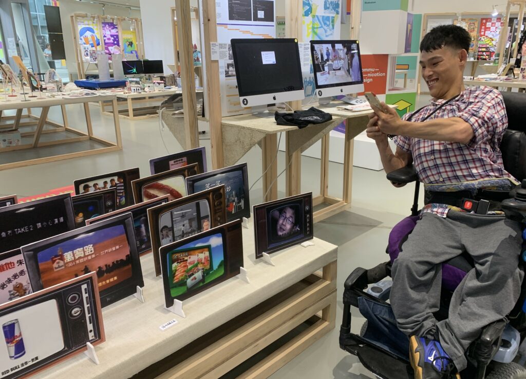 浩淳正在為喜歡的展品拍照作為紀錄