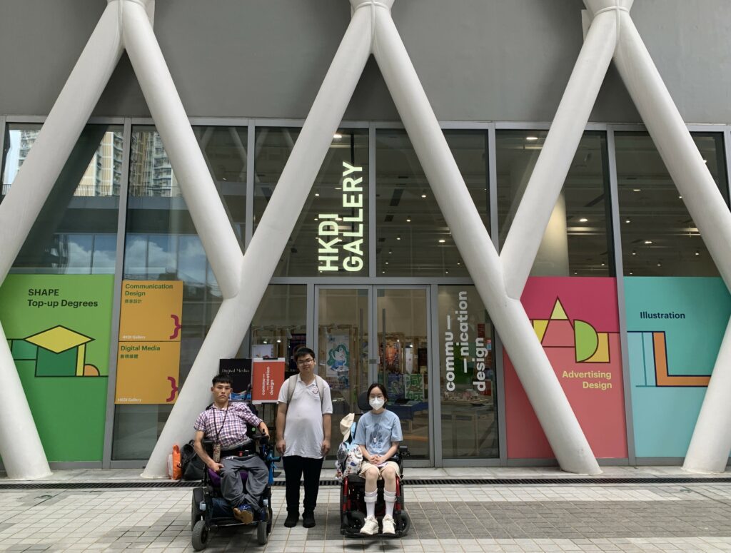 同學們在展館門前合照