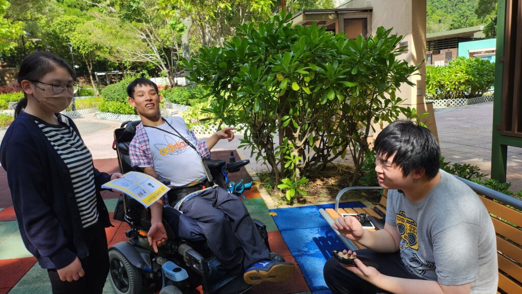 導演(何浩淳)與主角一起分析劇本。