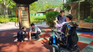 導演正在審查之前拍攝的片段。