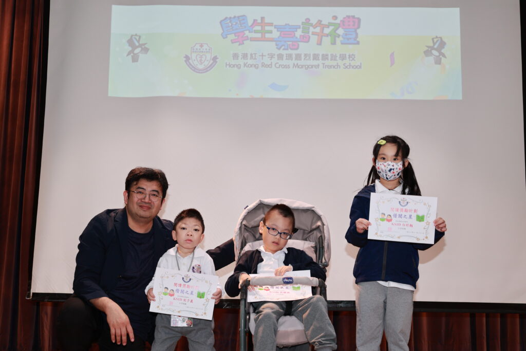 恭喜 宋子晨、吳樂然和白昕翹同學獲得「閱讀獎勵計劃-借閱之星」。