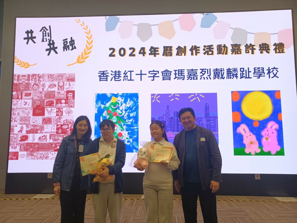 KS4D陳家浩、KS3D葉泳希上台領取表揚獎狀。秦校長陪同上台拍照祝賀他們。