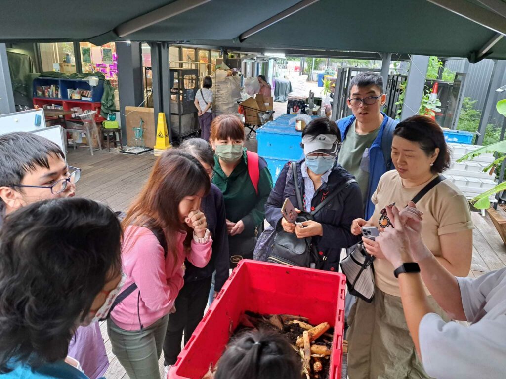參加者遊覽「綠在離島」東涌基地，了解環保知識。