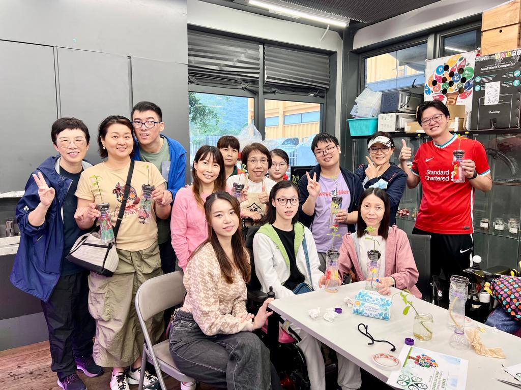 參加者每人都發揮創意與無限想像設計屬於自己的憂遁草補水瓶。