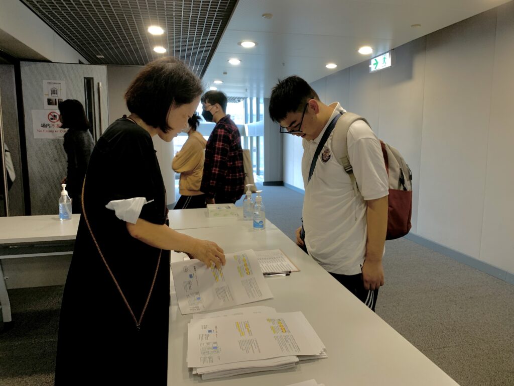 家浩同學到登記處登記。