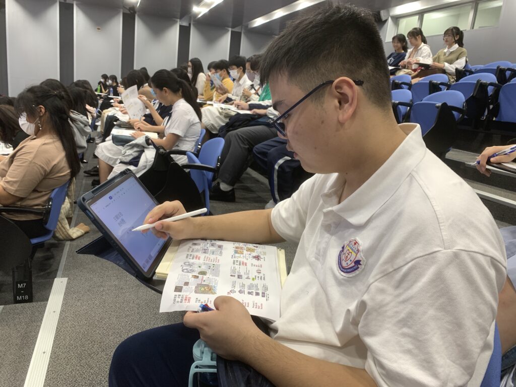 有了中四的研究會經驗，家浩同學已懂得主動抄寫筆記，十分專心。