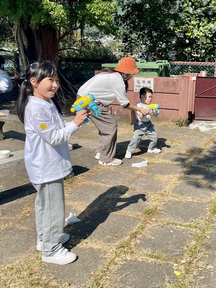 子晨和昕翹一起玩泡泡槍。