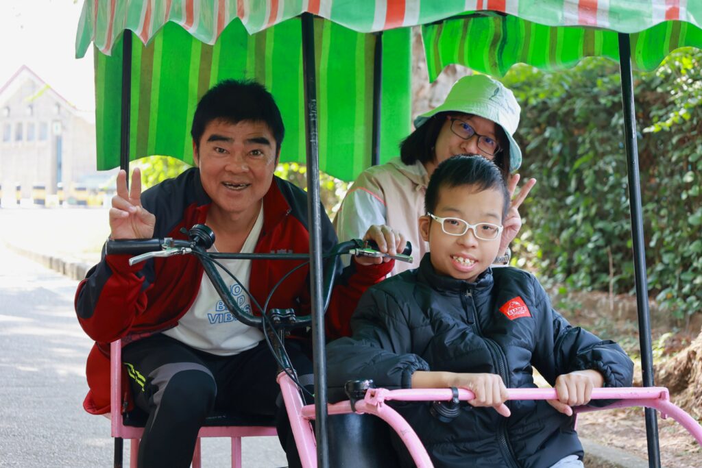 教職員與范昊一起踏單車。