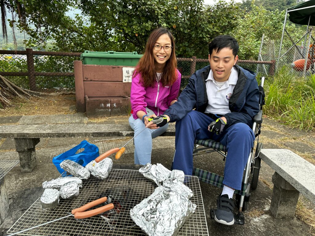 教職員與承晉一同燒腸仔,真美味!