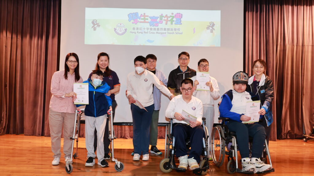 恭喜 卓泰然、簡裕東、叶暢、陳家浩、黃敬堯同學(由左至右)獲得「青苗學界進步獎」。