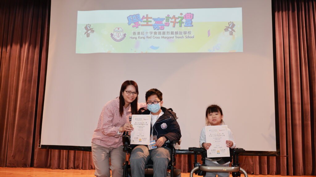恭喜 楊陽和張子欣同學(由左至右)分別獲得「第三屆香港中小學中英文硬筆書法比賽」自強不息優秀表現獎(小學組)及校內比賽入選證書。
