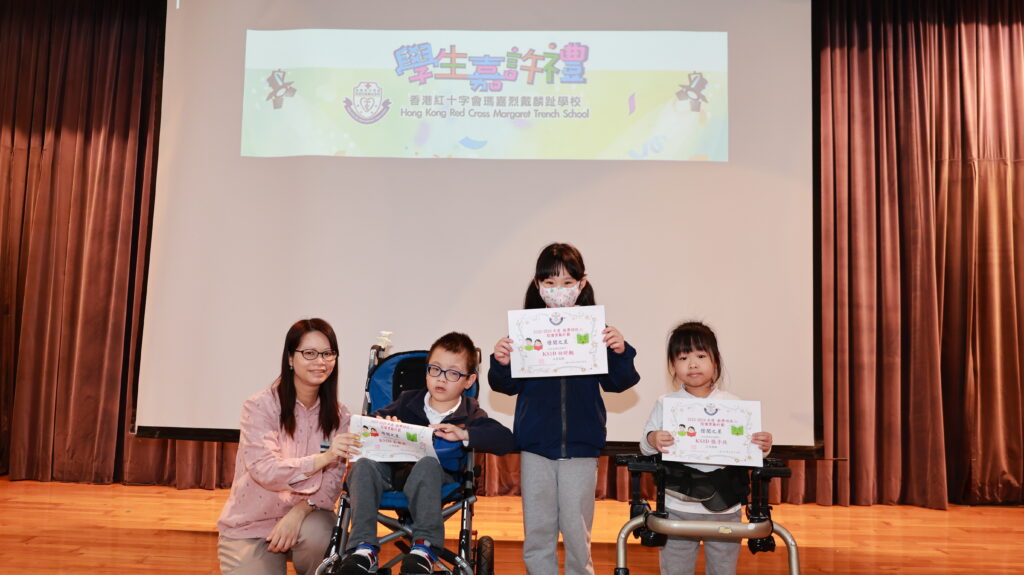 恭喜 吳樂然、白昕翹、張子欣同學(由左至右)獲得「閱讀獎勵計劃」-借閱之星。