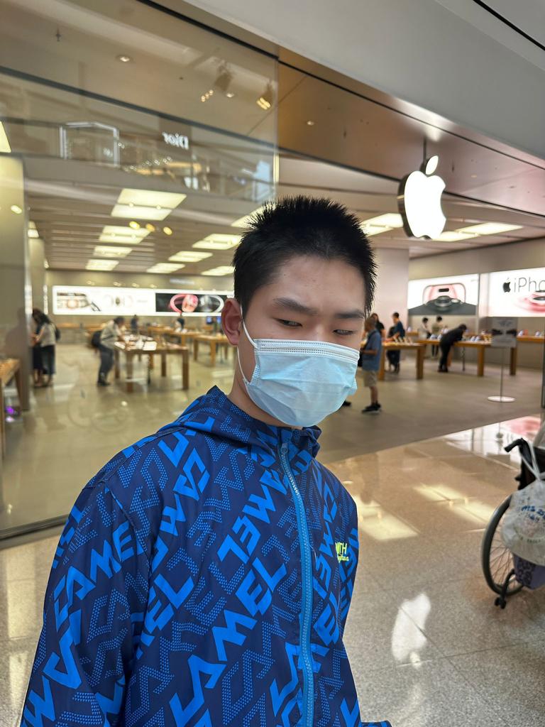 嘉龍同學按圖示找到蘋果商店。