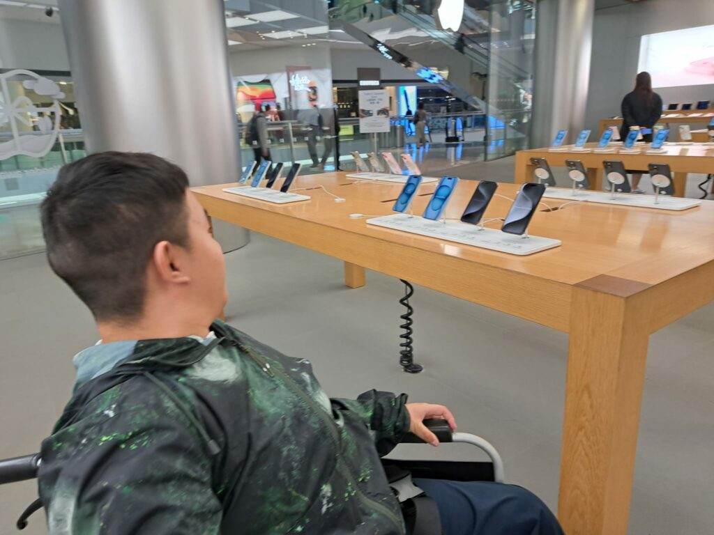 焌杰同學入到蘋果商店尋找熟悉的智能手提電話。