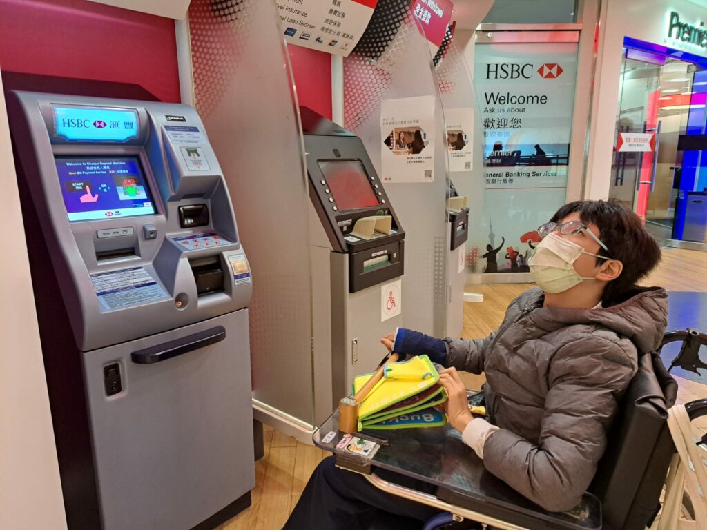 卓軒同學找到匯豐銀行及櫃員機。