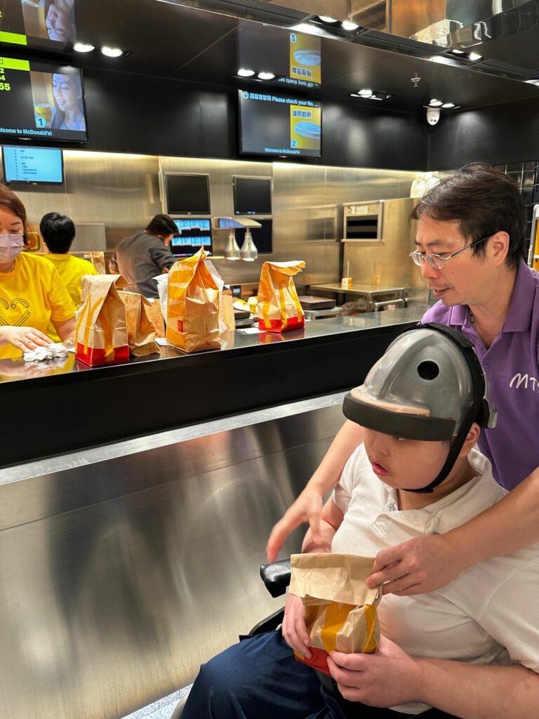 同學正在於國際知名品牌快餐店「麥當勞」取購買的食物。