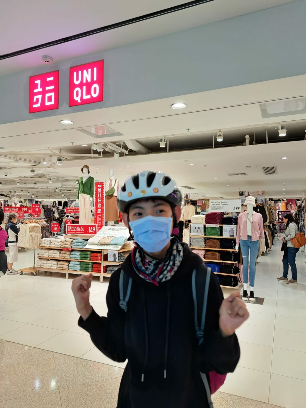 同學們發現自己經常穿著的外套是在又一城內的日本知名品牌衣服店。