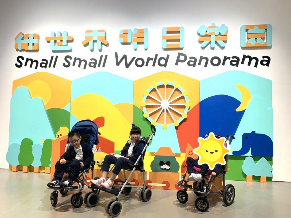 同學們在細世界明日樂園佈景合照。