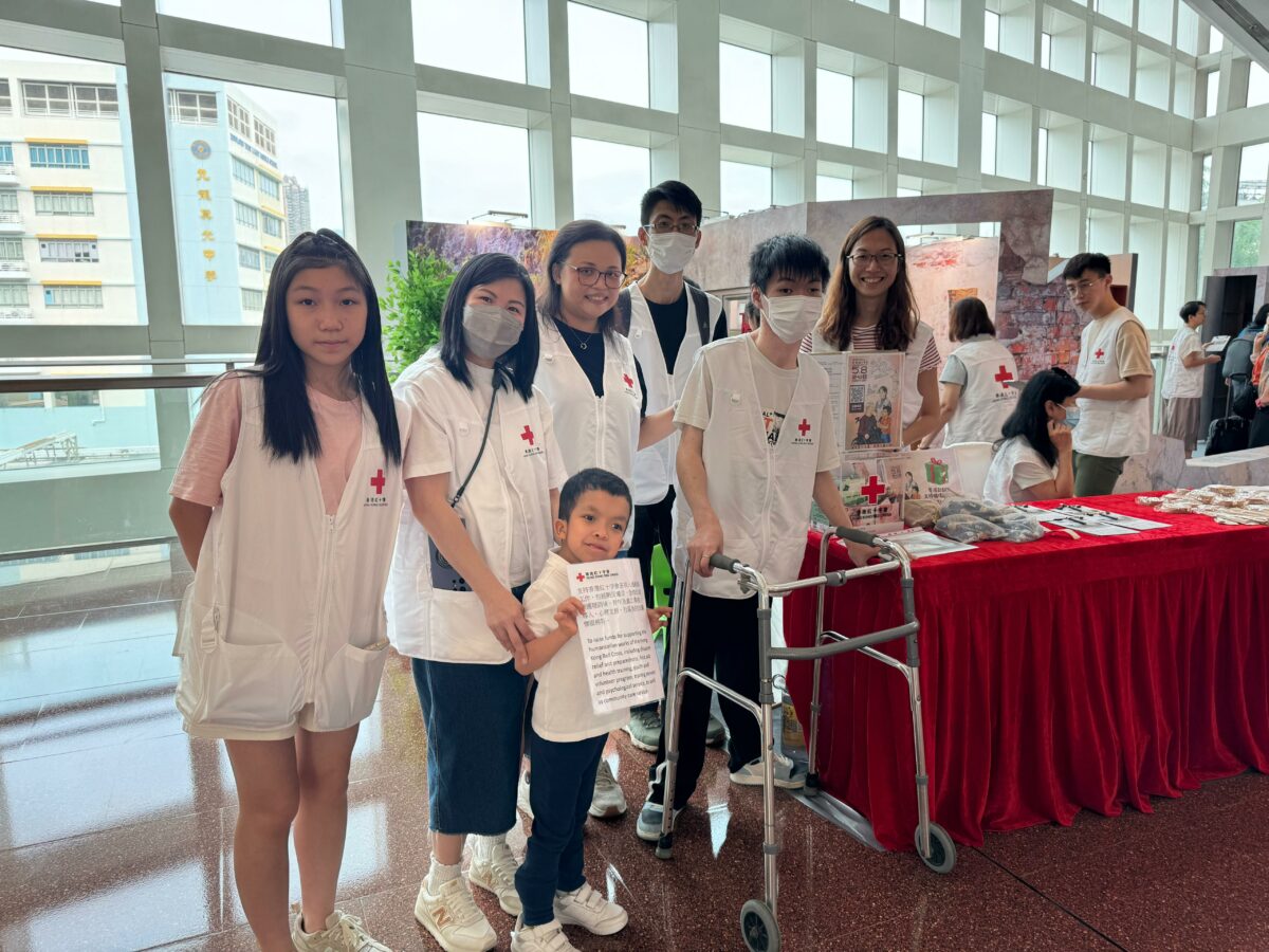 我們師生、家長及家人參與義工服務，在街站邀請市民捐款支持紅十字會。